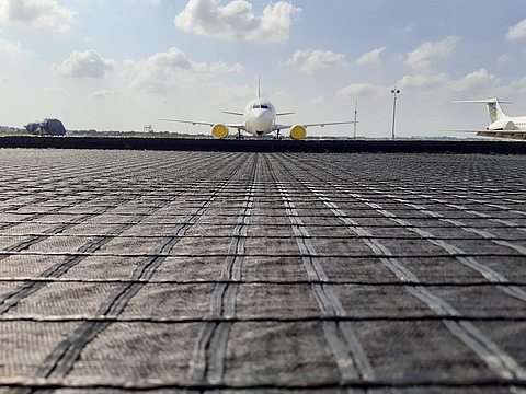 Aerospace Flugzeug rollt über eine mit HaTelit verkleidete Rollbahn