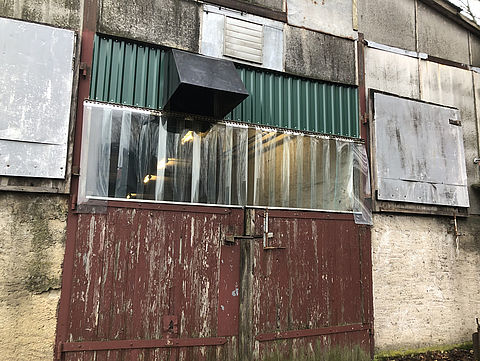Stalltor von Außen mit Abluftschacht