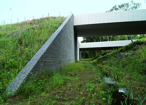 Brücke wird mit Fortrac Nature stabilisiert.