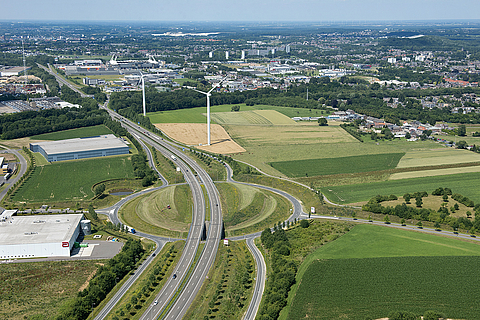 Luftansicht eines großen Straßenkreuzes