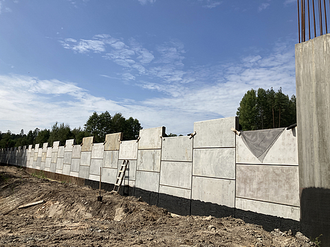 Versetzte Stützplatten aus Fortrac Panel