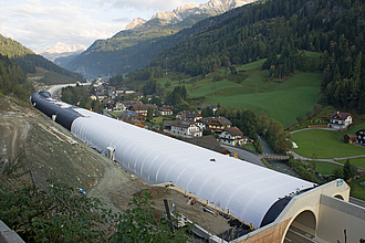 Anwendung von Tondichtungsbahnen im Tunnelbau Geosynthetische Tondichtungsbahnen und Bentonitmatten von HUESKER zur effizienten Abdichtung eines Tunnels zum Schutz von Umwelt und Gewässern