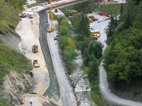 Eine Straße die gebaut wird, Verwendung von Geogitter aufgrund Sicherstellung des Hanges.