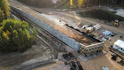 Baustelle mit steilem Hang und einer Stützwand