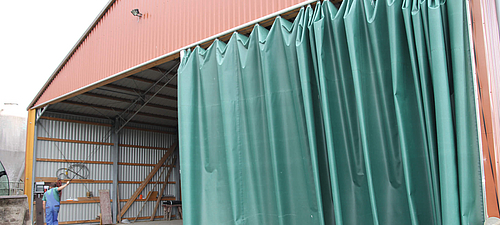 Lubratec® Fronten - Schiebefront - Effektiver Schutz mit seitlich zu öffnendem Schiebevorhang für niedrige Durchfahrtshöhen Lubratec Schiebefront - Leichtbauweise für effektiven Schutz mit seitlich zu öffnendem Schiebevorhang