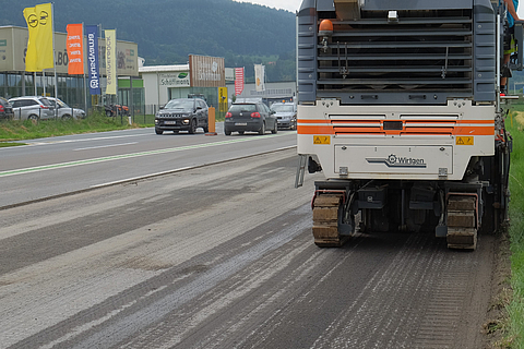 Fräse schält Aspahltdecke weg