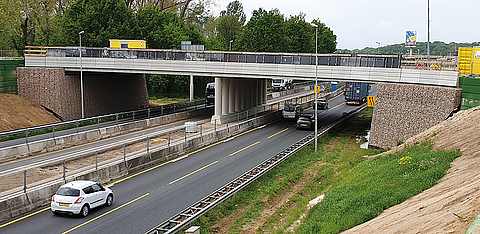 Geogitter bewehrte Lärmschutzwände an der Autobahn