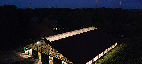 Lubratec® Belichtung für Ihren Stall - Natürliches Tageslicht und effiziente LED-Beleuchtung Beleuchteter Stall mit Lubratec® Belichtung, fördert die Vitamin D-Produktion und steigert die Vitalität Ihrer Tiere