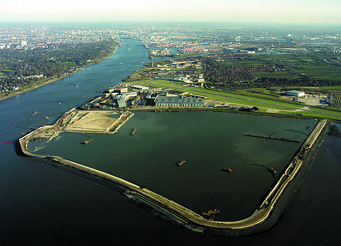 Luftansicht einer Großbaustelle am Wasser zur Landgewinnung