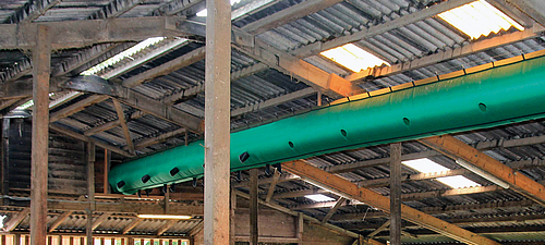 Lubratec Tube Air Belüftungsschlauch an der Decke eines alten Stallgebäudes