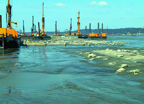 Einbau der geokunststoffummantelte Sandsäulen